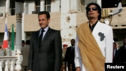 Le président libyen Mouammar Kadhafi (à dr.) et son homologue français Nicolas Sarkozy au palais Bab Azizia à Tripoli, Libye, le 25 juillet 2007. (REUTERS/Pascal Rossignol/archives)