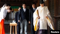 PM Jepang Shinzo Abe saat melakukan ziarah ke tugu Yasukuni di Tokyo, 15 Agustus 2011 (Foto: dok). Media Jepang melaporkan PM Abe memutuskan untuk tidak berziarah ke tugu Yasukuni untuk memperingati 68 tahun menyerahnya Jepang dalam perang Dunia II, Kamis mendatang (15/8).