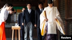 2011年8月15日日本投降66周年之际安倍晋三在靖国神社祈祷东京战死者后随教士走出(资料照片)