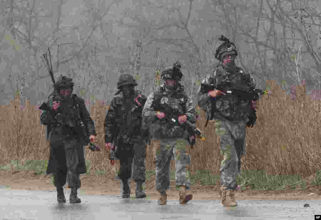 U.S. and South Korean army soldiers march during military exercises in Paju near the border with North Korea, South Korea, April 25, 2013. 