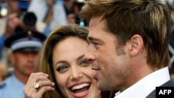 La madre de la estrella de Hollywood parece oponerse a las creencias de su hijo, Brad Pitt, quien apoya a los homosexuales y convive con Angelina Jolie sin casarse.