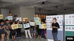 港大校友校園黑衣集會抗議校委會否決陳文敏副校長任命 (美國之音海彥拍攝)