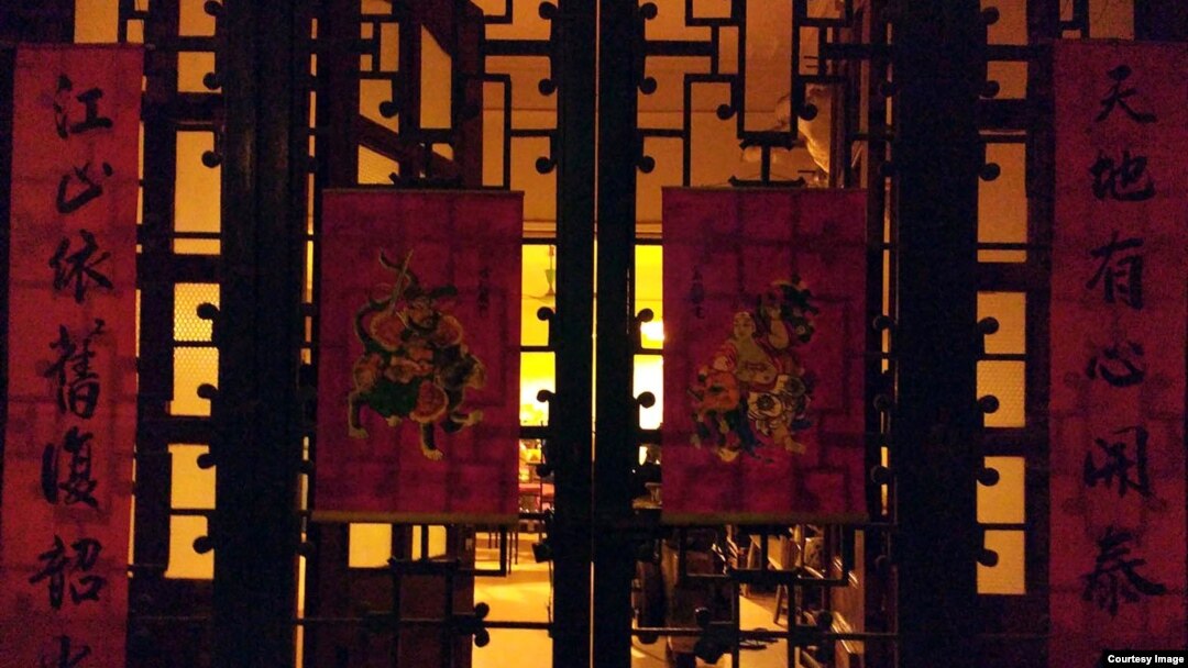 Tranh môn thần và câu đối Tết.