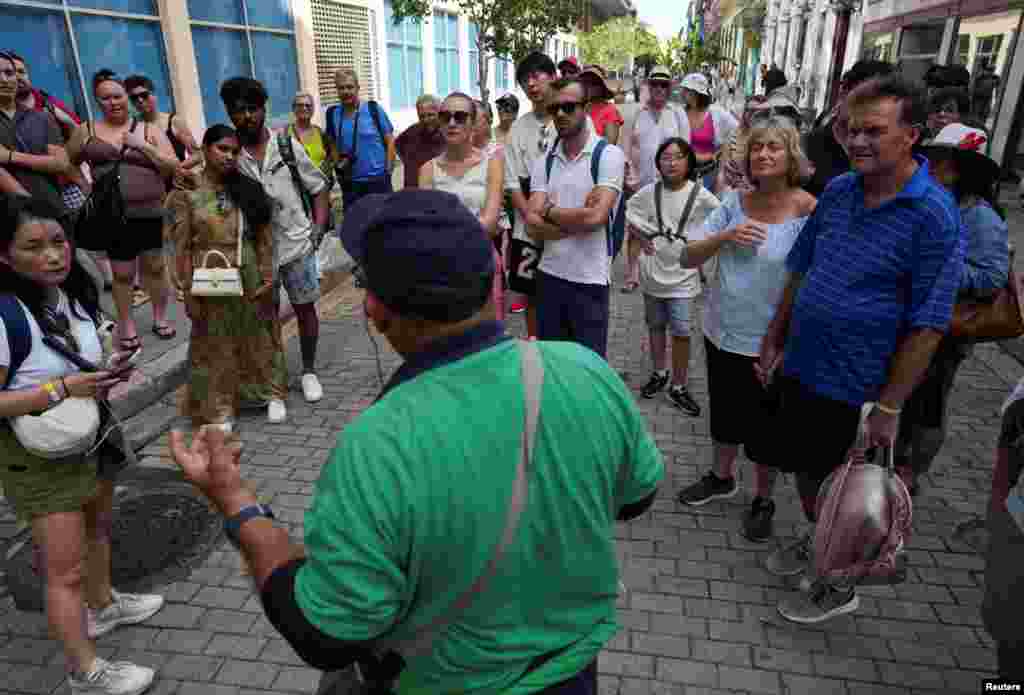 Las llegadas de turistas a la isla disminuyeron por primera vez desde la pandemia de COVID-19, que se declaró en 2020 y provocó el cierre total del país al turismo por al menos unos nueve meses.&nbsp;