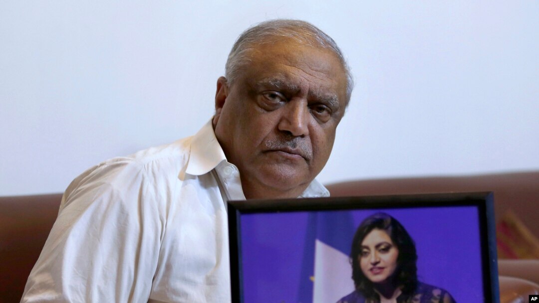 Mohammad Ismail, guru sekaligus pekerja sosial dan aktivis HAM Pakistan, memegang foto anaknya, Gulalai Ismail di Islamabad, Pakistan, 17 Oktober 2019. (Foto: AP/Anjum Naveed).