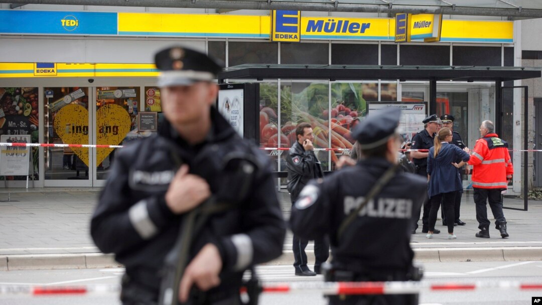 Police officers secure the area after a knife attack at a supermarket in Hamburg, Germany, July 28, 2017. 