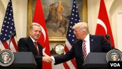 Presiden Turki Recep Tayyip Erdogan (kiri) berjabat tangan dengan Presiden AS Donald Trump usai konferensi pers bersama di Gedung Putih, 16 Mei tahun lalu (foto: dok). 