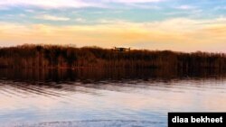 FILE - A DJI Mavic Air 2 drone hovers over water at Burke Lake, Virginia. (Diaa Bekheet/VOA)