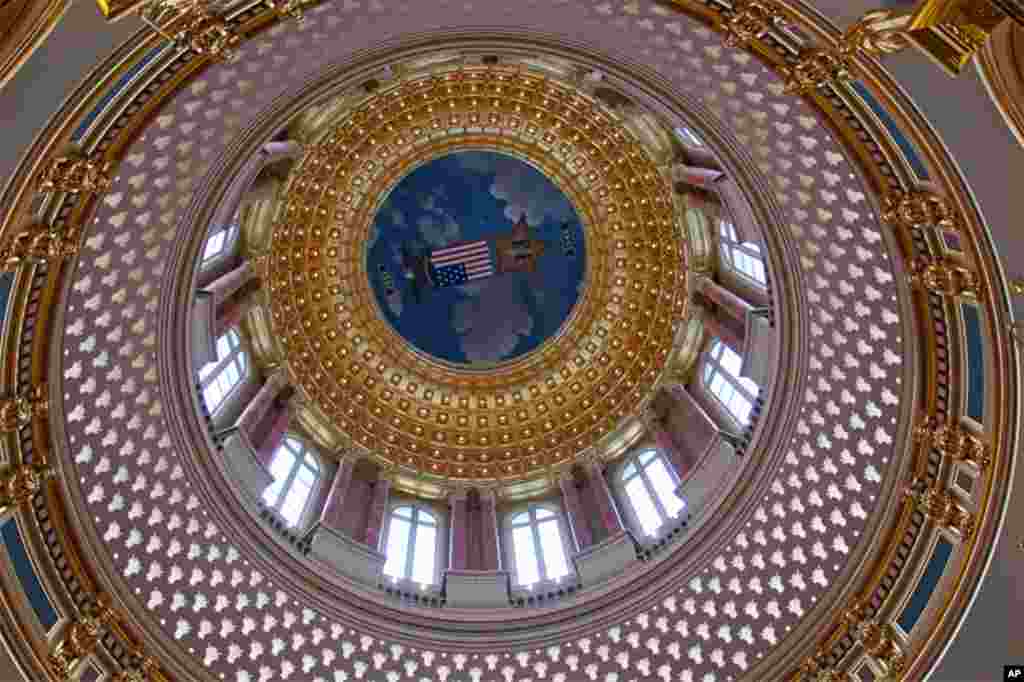 爱荷华州政府大楼的中央穹顶。2月15日晚上，州长布兰斯塔德将在穹顶下的圆形大厅举办正式宴会招待到访的习近平副主席一行，估计有600人参加。爱荷华接待外国首脑的机会不算太多，上次还是1959年苏联部长会议主席赫鲁晓夫来访的时候。