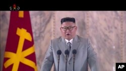 En esta imagen, tomada de un video transmitido por la cadena KRT de Corea del Norte, el líder norcoreano Kim Jong Un pronuncia un discurso durante una ceremonia para celebrar el 75 aniversario del partido gobernante del país, el 10 de octubre de 2020.