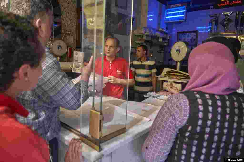 During Ramadan, Egyptian Muslims often refrain from eating salted fish to avoid thirst and dehydration. Vendors do brisk business on Eid as the delicacy is a part of the feast.