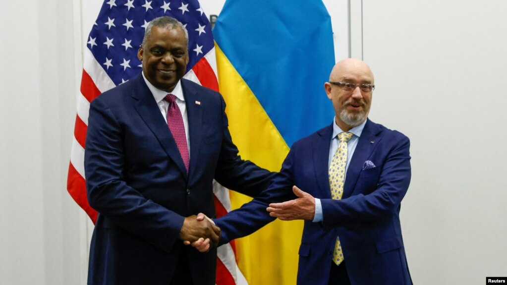 Министр обороны США Ллойд Остин и министр обороны Украины Алексей Резников перед встречей министров обороны стран НАТО в штаб-квартире альянса в Брюсселе, Бельгия, 15 июня 2022 года