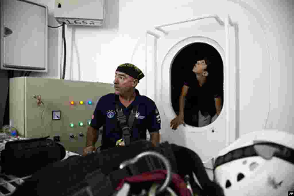 A curious observer pokes his head into world's tallest flagpole in Dushanbe, Tajikistan, September 29, 2011. –VOA Photo Y. Weeks