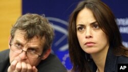 Aktris Perancis Berenice Bejo dan sutradara Belgia Lucas Belvaux dalam jumpa pers di parlemen Eropa di Strasbourg, Perancis (11/6), setelah pertemuan dengan para pejabat Uni Eropa untuk meminta layanan audiovisual tidak diikutsertakan dalam negosiasi perdagangan bebas UE-AS. 