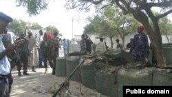 Seorang pembom bunuh diri meledakkan bom dalam kompleks lokasi istana presiden dan kediaman perdana menteri Somalia di Mogadidhu (29/1).