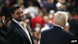 JD Vance, senador por Ohio y autor del bestseller "Hillbilly Elegy", ha sido elegido por Donald Trump como su compañero de fórmula para las elecciones. 