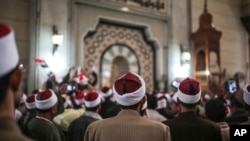 Foto yang diambil pada tanggal 3 Februari 2015 ini menunjukkan ulama Mesir dari Al-Azhar berpawai mengutuk terorisme dan menunjukkan solidaritas dengan pemerintah Mesir dan pasukan keamanan di sebuah masjid di tengah kota Kairo. Otoritas tinggi Mesir menolak usulan presiden tentang undang-undang yang akan membatalkan praktek perceraian dengan lisan yang dilakukan suami terhadap istrinya.