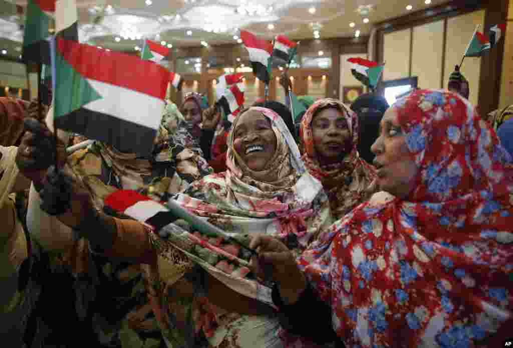  در سودان گره سیاسی حل نشده است. بعد از چند روز حضور مخالفان، حال زنان حامی فرمانده دولت موقت نظامی در حمایت از او به خیابان آمده اند.&nbsp;