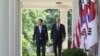Presiden AS Joe Biden dan Presiden Korea Selatan Yoon Suk Yeol berjalan menuju area Rose Garden di Gedung Putih, Washington, pada 26 April 2023. (Foto: Reuters/Leah Millis)