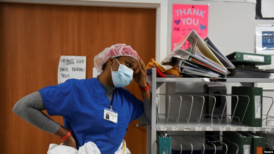 Una enfermera descansa por un momento dentro de un centro de atención a pacientes de COVID-19 en Houston, Texas, el 12 de diciembre de 2020.