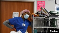 La enfermera Theresa Ogunjimi descansa por un momento dentro de una unidad de enfermedad por coronavirus en el United Memorial Medical Center, en Houston, EE. UU., el 12 de diciembre de 2020.