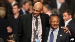 Mantan pemain bola basket NBA Kareem Abdul-Jabbar berdiri bersama Jesse Jackson Jr di Las Vegas, 19 Oktober 2016. (Foto: AP)