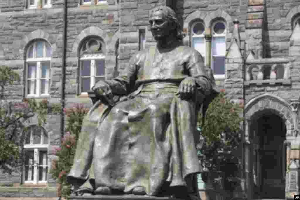 乔治城大学的创办人约翰•卡罗尔(John Carroll)的铜像