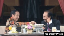 FILE - Presiden Joko Widodo saat menerima kunjungan Ketua Umum Partai Nasdem Surya Paloh di teras Istana Merdeka Jakarta, 22 November 2016. (Biro Pers Kepresidenan)