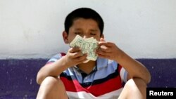 Seorang anak laki-laki yang menjalani perawatan penyalahgunaan narkoba duduk di teras pusat rehabilitasi di Tijuana 13 Mei 2010. (Foto: Reuters)