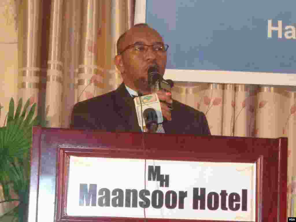 Wasiirka Madaxtooyada Somaliland Xirsi Xaaji Cali oo ka hadlaya "Kulanka Dadweyne" ee VOA ay ku qabatay magaalada Hargeysa, June 14, 2013.
