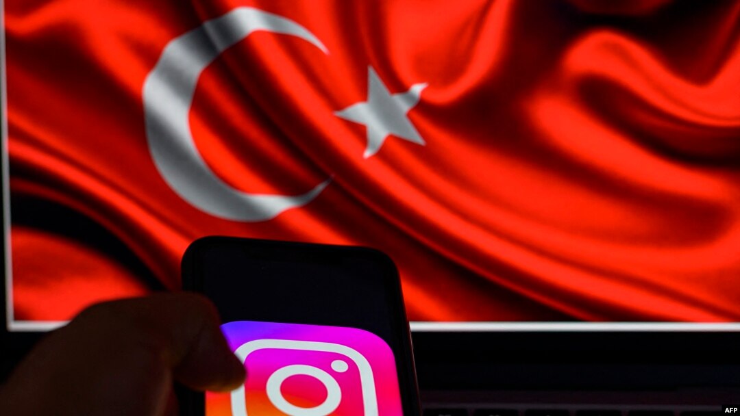 Cumhurbaşkanı Erdoğan, Türkiye’nin Instagram’ı engellemesi sonrası sosyal medya şirketlerini “dijital faşizm” ile suçladı. Ulaştırma ve Altyapı Bakanı Abdulkadir Uraloğlu, Pazartesi günü Instagram yetkilileriyle yaptıkları toplantıdan istenilen sonucun alınamadığını açıkladı 