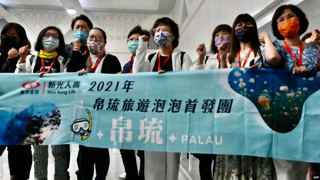 台灣帕勞“旅行泡泡”首發團在台北桃園國際機場準備出發。（2021年4月1日）