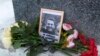 Esta imagen tomada de un video, muestran las flores y una foto del líder opositor Alexei Navalny depositados por su madre, Lyudmila Navalnaya, en su memorial en un monumento a las víctimas de la represión política, en Salekhard, el 20 de febrero de 2024. 
