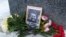Esta imagen tomada de un video, muestran las flores y una foto del líder opositor Alexei Navalny depositados por su madre, Lyudmila Navalnaya, en su memorial en un monumento a las víctimas de la represión política, en Salekhard, el 20 de febrero de 2024. 