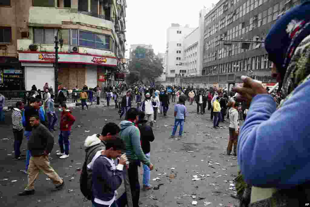 Protesters clash with police on a side street near Tahrir Square. (VOA - Y. Weeks)