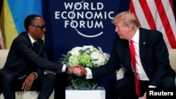 Presiden Rwanda Paul Kagame bertemu Presiden Donald Trump di pertemuan tahunan World Economic Forum di Davos, Swiss, 26 Januari 2018.