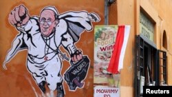 El papa Francisco fue pintado como un súper héroe en una pared cerca al Vaticano.