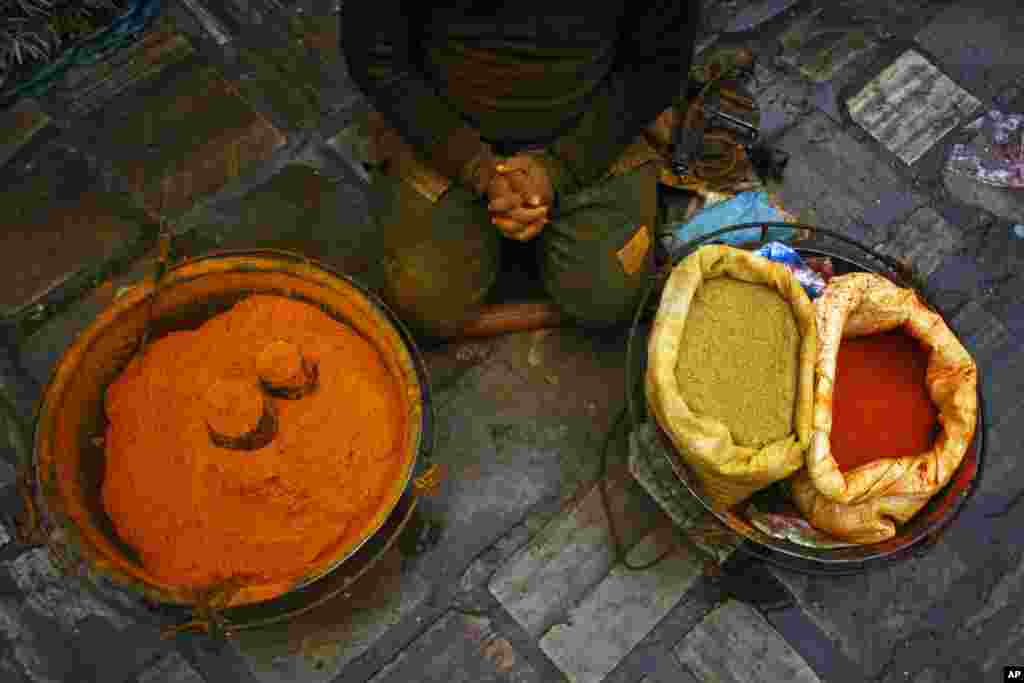 Seorang penjual bumbu menanti pembeli di pasar Ason di Katmandu, Nepal. Ason adalah salah satu pasar tertua dan tersibuk di Katmandu.