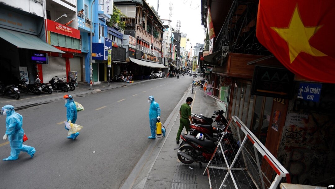 Nhân viên y tế đi lấy mẫu xét nghiệm COVID-19 ở thành phố Hồ Chí Minh (ảnh tư liệu, 9/7/2021).