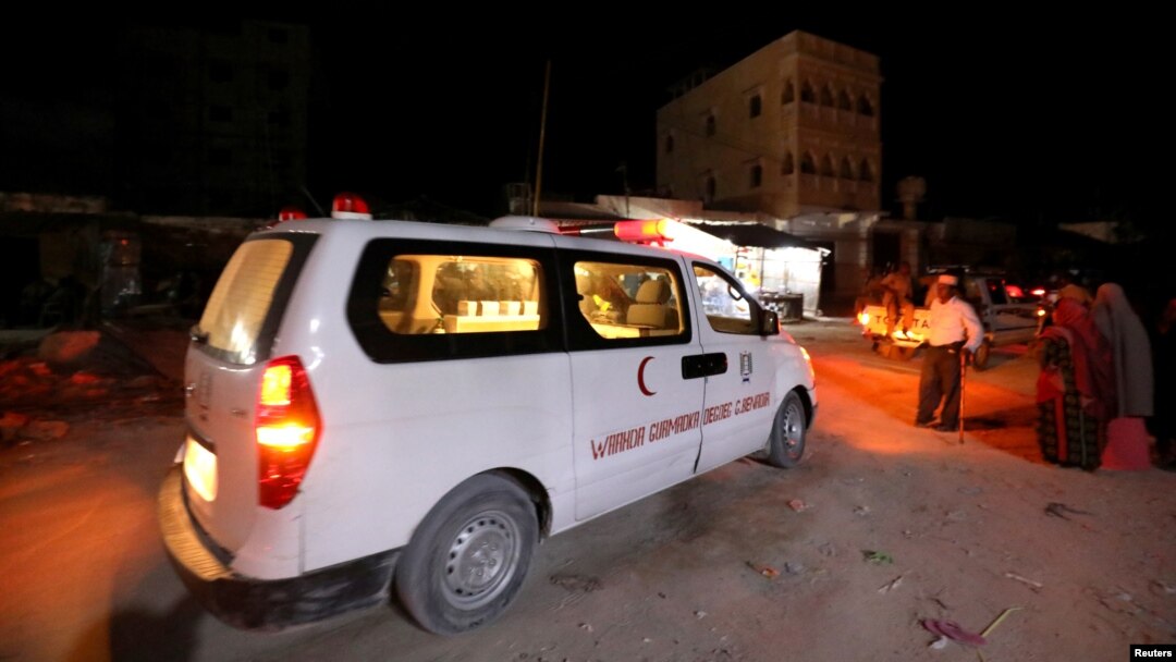 Sebuah ambulans bersiaga setelah ledakan di depan Hotel Elite, Pantai Lido, di Mogadishu, Ibu Kota Somalia, Minggu, 16 Agustus 2020. (Foto: Reuters)