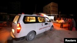 Sebuah ambulans bersiaga setelah ledakan di depan Hotel Elite, Pantai Lido, di Mogadishu, Ibu Kota Somalia, Minggu, 16 Agustus 2020. (Foto: Reuters)