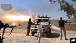 지난달 26일 리비아의 이슬람 무장반군이 트리폴리 국제공항을 향해 포격을 가하고 있다. (자료사진)