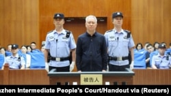 中国深圳市中级人民法院发布的照片显示，中国恒大集团创始人许家印站在广东省深圳市中级人民法院的法庭上。(2026年8月20日)