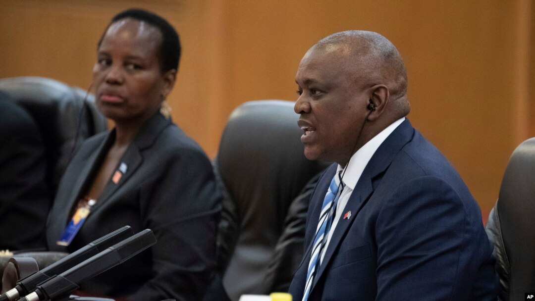 Presiden Botswana Mokgweetsi Masisi berbicara kepada Presiden China Xi Jinping (tidak terlihat di foto) pada pertemuan bilateral di Balai Besar Rakyat China di Beijing, China, 31 Agustus 2018. 