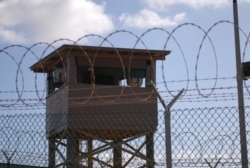 Seorang tentara berjaga di sebuah menara di Camp Delta di Joint Task Force Teluk Guantanamo. (Foto: Angkatan Darat AS)