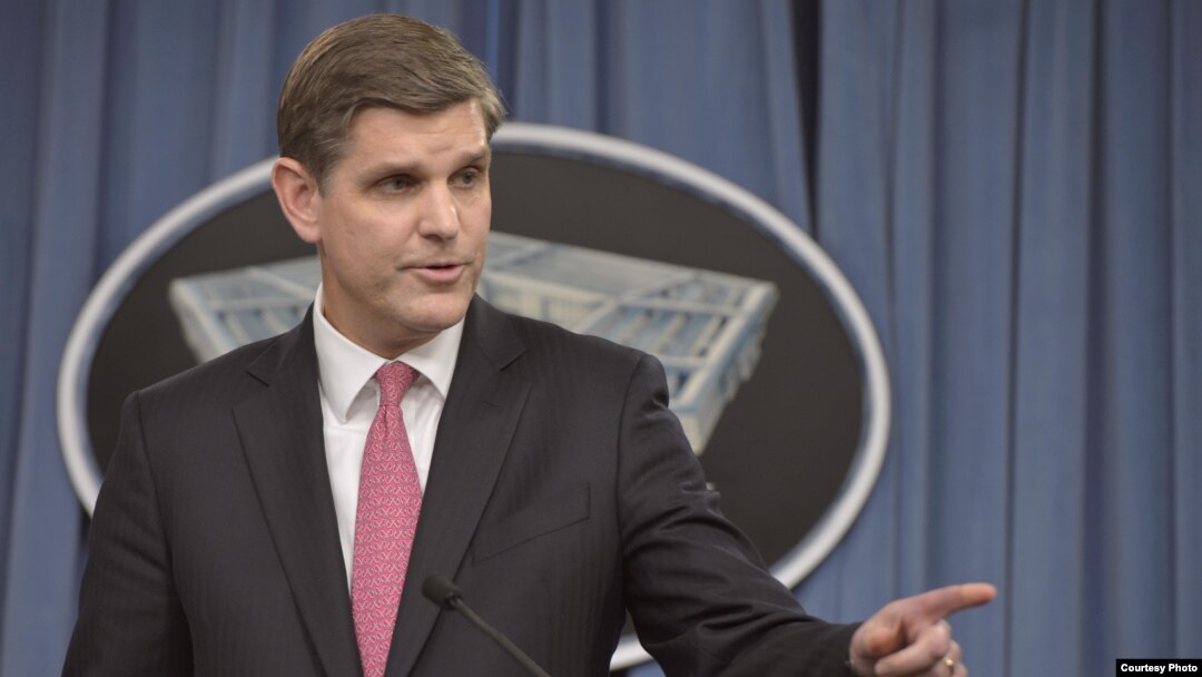 Sekretaris Pers Pentagon, Peter Cook memberikan keterangan kepada media di Pentagon (foto: dok).