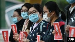 Para pekerja medis mogok kerja dekat Rumah Sakit Queen Mary untuk menuntut penutupan perbatasan Hong Kong dengan China untuk mengurangi penyebaran virus mirip SARS, di Hong Kong, 3 Februari 2020. (Foto: AFP)