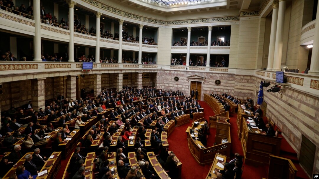 Para anggota parlemen Yunani melakukan voting di Athena (foto: dok). Parlemen Yunani Rabu (23/12) mensahkan RUU yang mengizinkan ikatan sipil antara pasangan sejenis