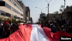 Un grupo de ciudadanos porta una bandera durante una concentración en apoyo al presidente Pedro Castillo, en Lima, el 10 de noviembre de 2022.