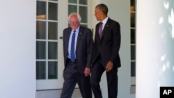 Presiden AS Barack Obama (kanan) saat bertemu pesaing Clinton dari Partai Demokrat, Senator Bernie Sanders di Gedung Putih, Kamis (9/6). 